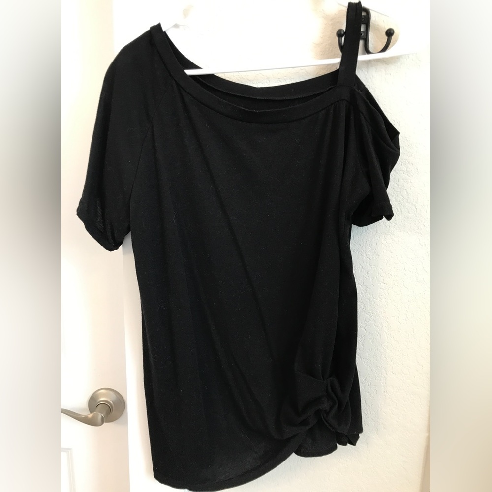 Black off-shoulder Summer Tee